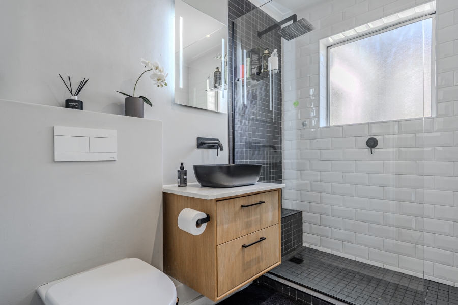 2 Bedroom Property for Sale in Vredehoek Western Cape